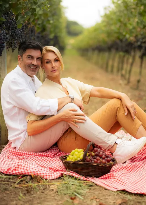 
					Ana Hickmann exibe álbum de fotos com Edu Guedes e revela casamento
				
				