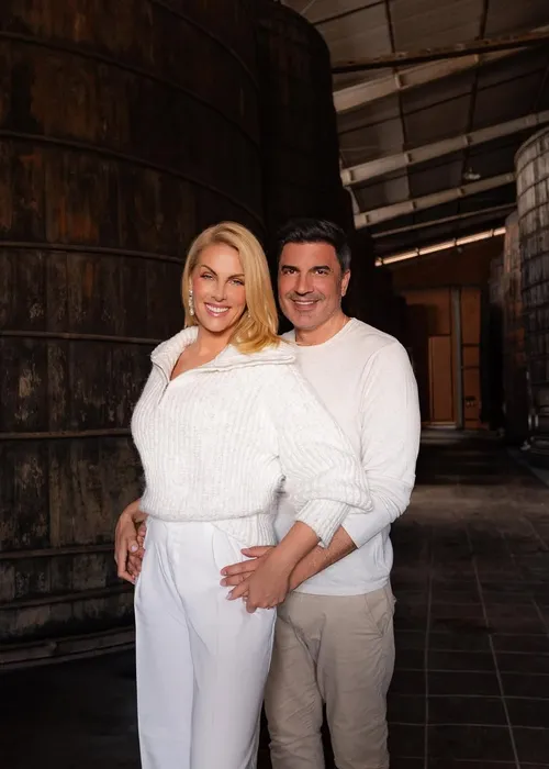 
					Ana Hickmann exibe álbum de fotos com Edu Guedes e revela casamento
				
				