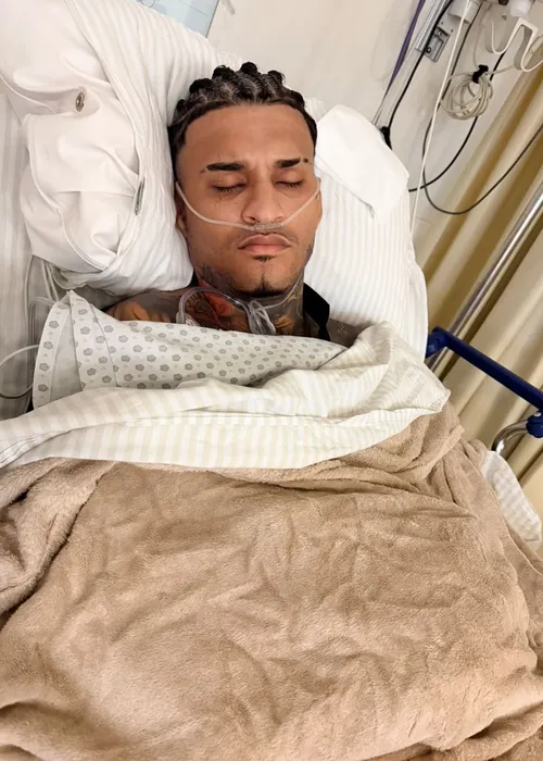 
					Anderson Neiff publica primeira foto após cirurgia
				
				