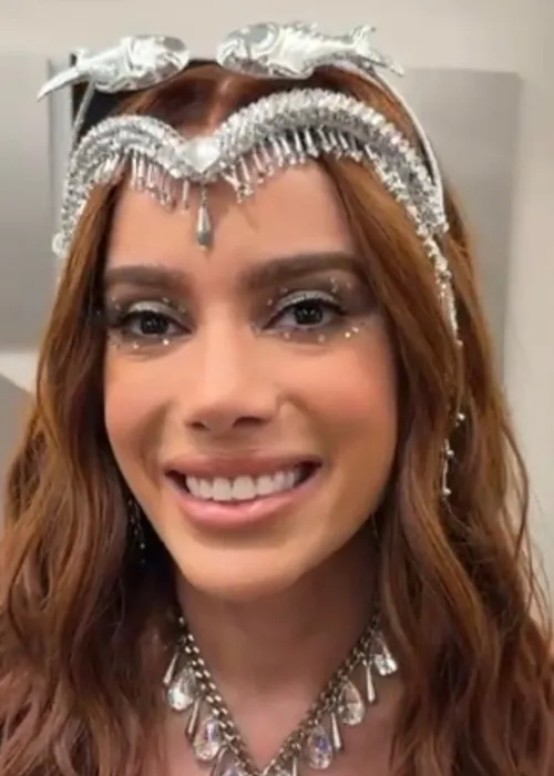 
					Anitta dá ‘chega pra lá’ em irmão no Carnaval de Salvador; VÍDEO
				
				