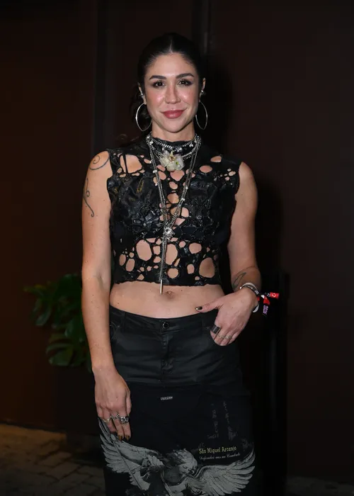 
					Anitta reúne vários famosos para comemorar aniversário; FOTOS
				
				