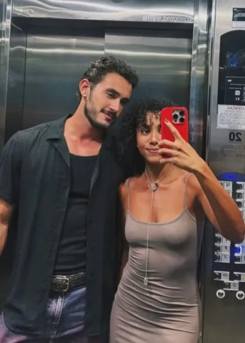 
					Atores de 'Coração Acelerado' aparecem juntos em clima íntimo; VÍDEO
				
				