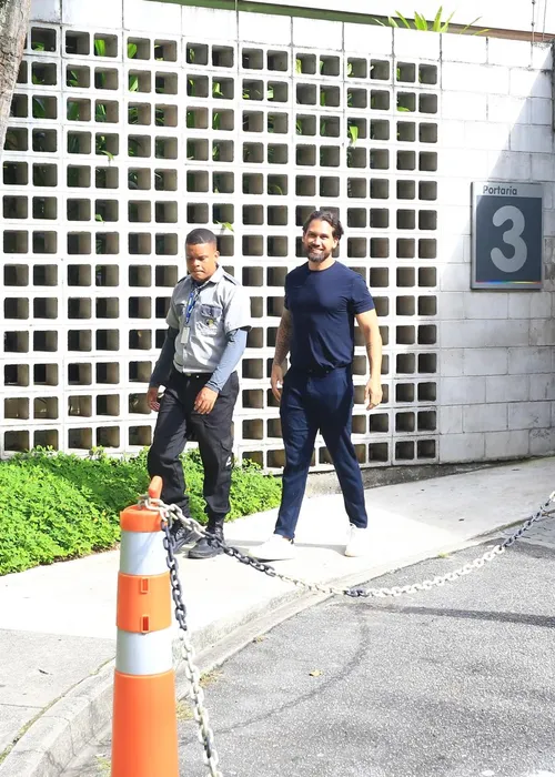 
					BBB 26: Brigido é recebido por fãs nos Estúdios Globo; FOTOS
				
				