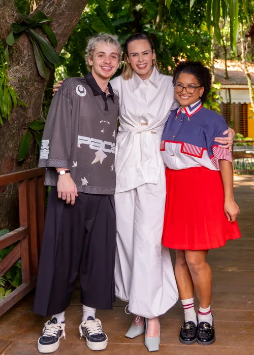 
					Milena e Juliano roubam carrinho e 'tocam o terror' na Globo após BBB
				
				