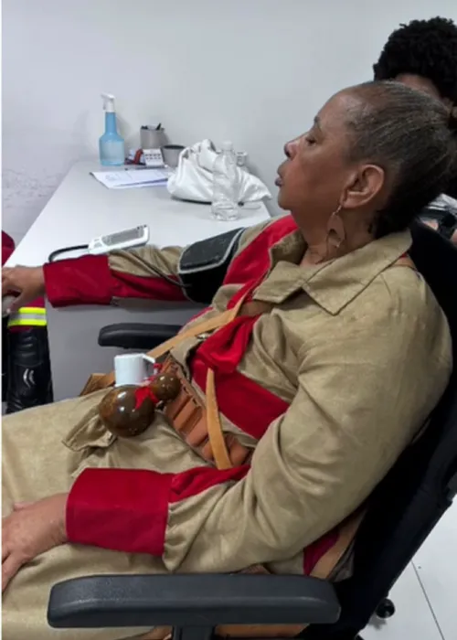 
					BBB: mãe de baiano se irrita após passar mal e ser levada à emergência
				
				