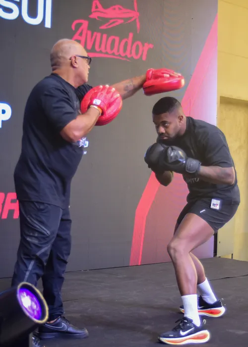 
					Bambam manda recado para Davi Brito antes de luta: 'Vai cair apagado'
				
				
