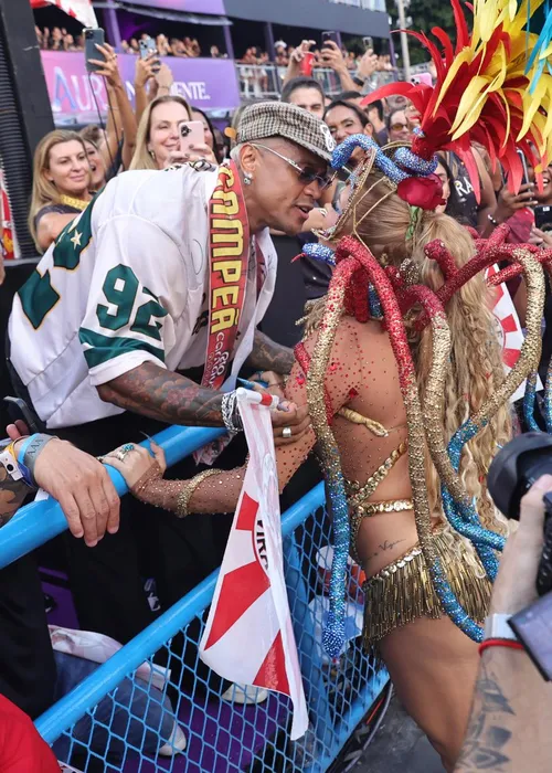 
					Beijão, dança e desfile: Lore Improta e Léo Santana brilham na Sapucaí
				
				