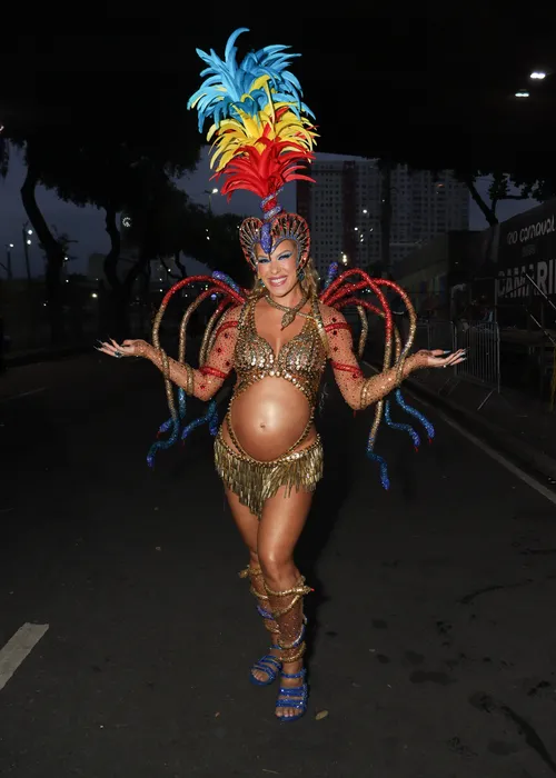 
					Beijão, dança e desfile: Lore Improta e Léo Santana brilham na Sapucaí
				
				