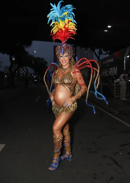 
					Beijão, dança e desfile: Lore Improta e Léo Santana brilham na Sapucaí
				
				