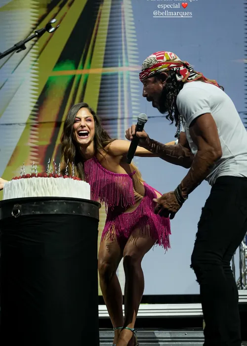 
					Bell Marques faz homenagem para Mari Gonzalez durante show
				
				