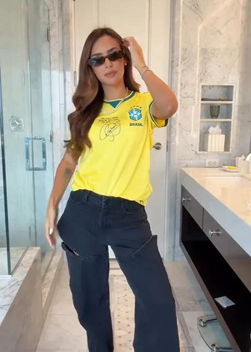 
					Bruna Biancardi quebra o protocolo e usa camisa com recado de Neymar
				
				