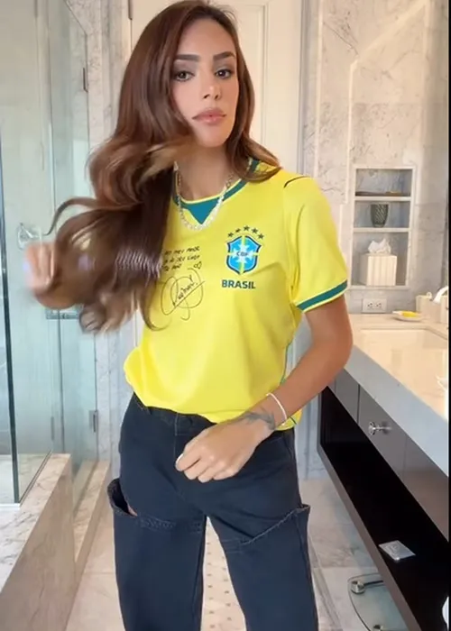 
					Bruna Biancardi quebra o protocolo e usa camisa com recado de Neymar
				
				