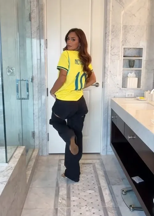 
					Bruna Biancardi quebra o protocolo e usa camisa com recado de Neymar
				
				