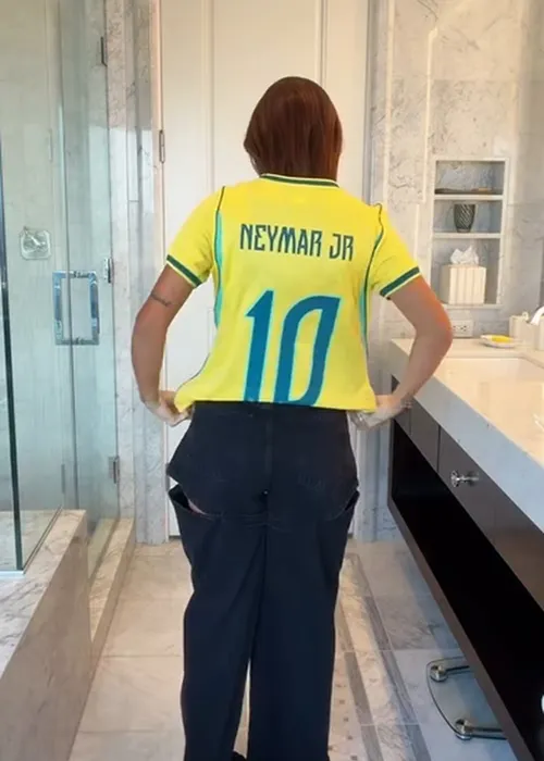 
					Bruna Biancardi quebra o protocolo e usa camisa com recado de Neymar
				
				