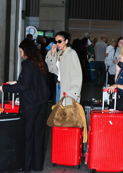 
					Bruna Marquezine chega ao Brasil com bolsa de R$ 17 mil; veja aerolook
				
				