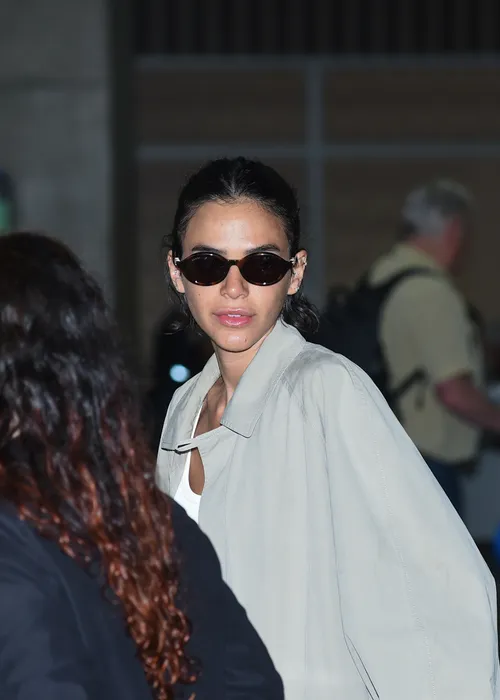 
					Bruna Marquezine chega ao Brasil com bolsa de R$ 17 mil; veja aerolook
				
				