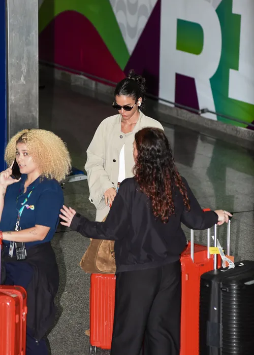 
					Bruna Marquezine chega ao Brasil com bolsa de R$ 17 mil; veja aerolook
				
				