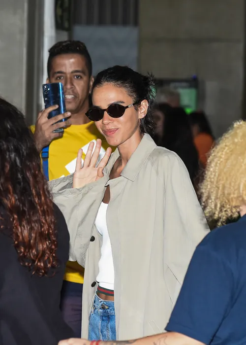 
					Bruna Marquezine chega ao Brasil com bolsa de R$ 17 mil; veja aerolook
				
				