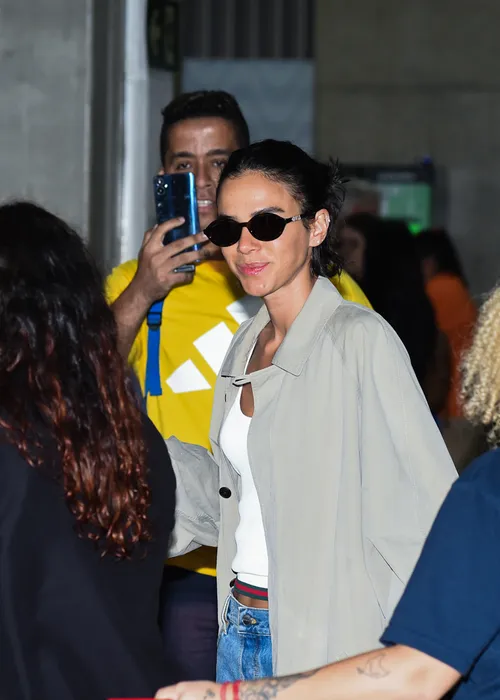 
					Bruna Marquezine chega ao Brasil com bolsa de R$ 17 mil; veja aerolook
				
				