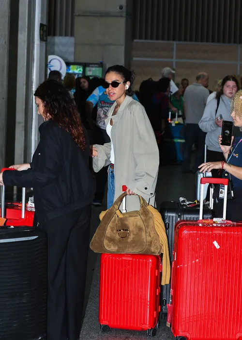 
					Bruna Marquezine chega ao Brasil com bolsa de R$ 17 mil; veja aerolook
				
				