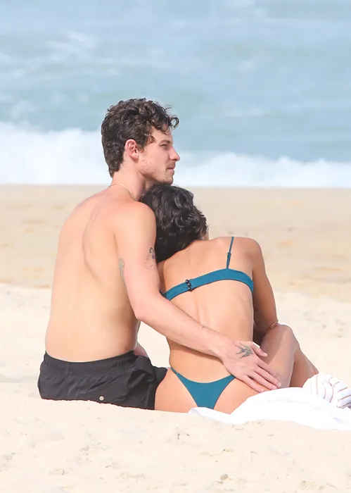 
					Bruna Marquezine e Shawn Mendes curtem praia com direito a 'mão boba'
				
				