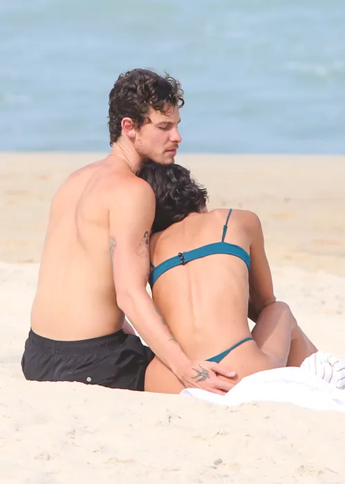 
					Bruna Marquezine e Shawn Mendes curtem praia com direito a 'mão boba'
				
				