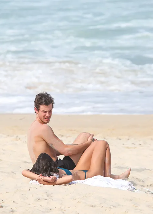 
					Bruna Marquezine e Shawn Mendes curtem praia com direito a 'mão boba'
				
				