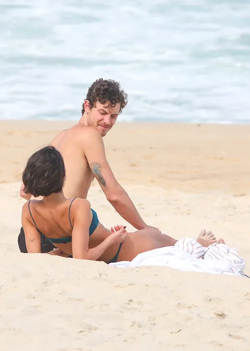 
					Bruna Marquezine e Shawn Mendes curtem praia com direito a 'mão boba'
				
				