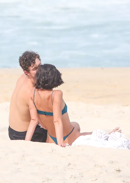 
					Bruna Marquezine e Shawn Mendes curtem praia com direito a 'mão boba'
				
				