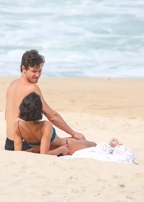 
					Bruna Marquezine e Shawn Mendes curtem praia com direito a 'mão boba'
				
				