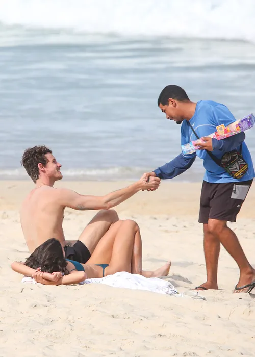 
					Bruna Marquezine e Shawn Mendes curtem praia com direito a 'mão boba'
				
				