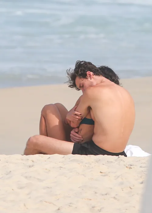 
					Bruna Marquezine e Shawn Mendes curtem praia com direito a 'mão boba'
				
				