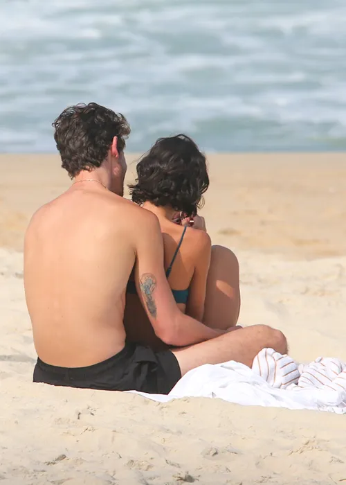 
					Bruna Marquezine e Shawn Mendes curtem praia com direito a 'mão boba'
				
				