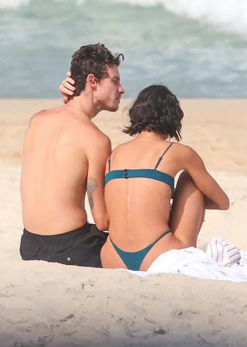 
					Bruna Marquezine e Shawn Mendes curtem praia com direito a 'mão boba'
				
				