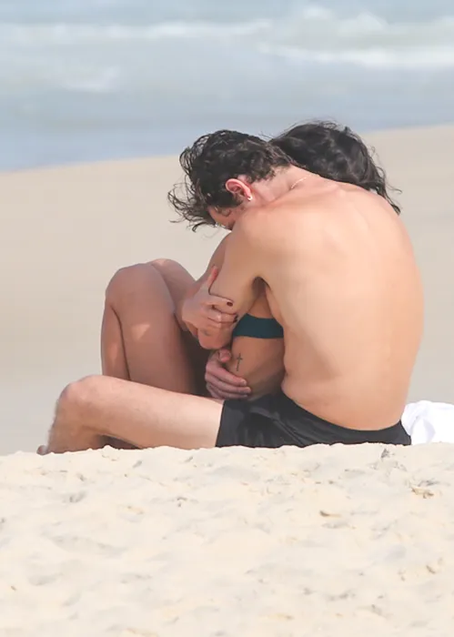 
					Bruna Marquezine e Shawn Mendes curtem praia com direito a 'mão boba'
				
				