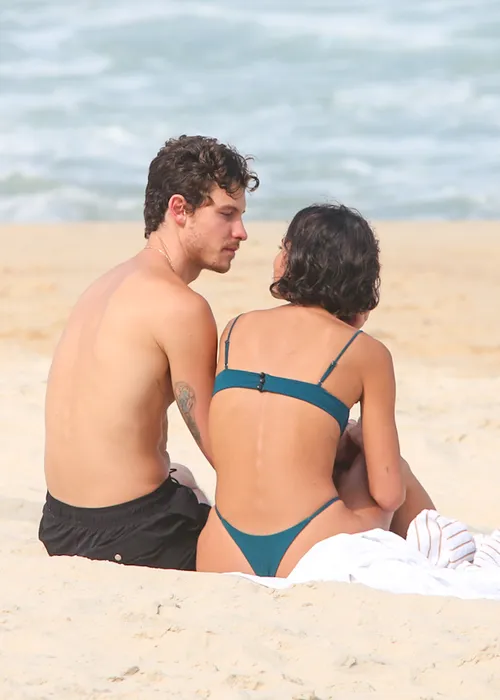 
					Bruna Marquezine e Shawn Mendes curtem praia com direito a 'mão boba'
				
				