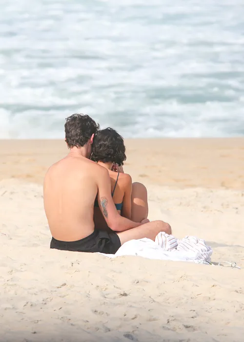 
					Bruna Marquezine e Shawn Mendes curtem praia com direito a 'mão boba'
				
				