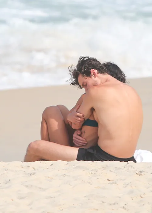 
					Bruna Marquezine e Shawn Mendes curtem praia com direito a 'mão boba'
				
				