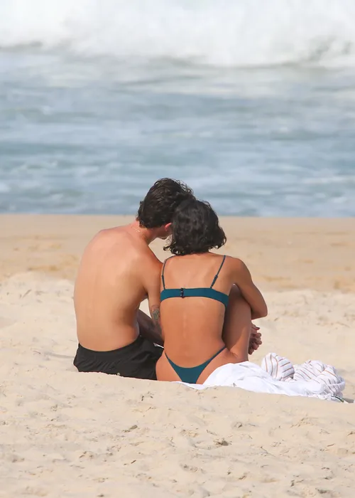 
					Bruna Marquezine e Shawn Mendes curtem praia com direito a 'mão boba'
				
				