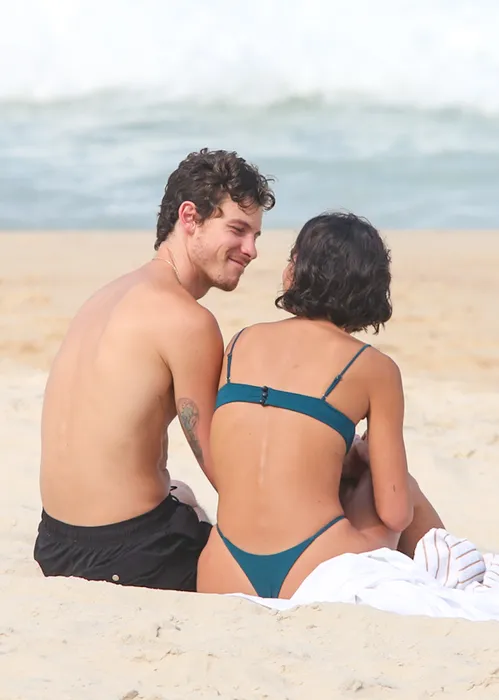
					Bruna Marquezine e Shawn Mendes curtem praia com direito a 'mão boba'
				
				