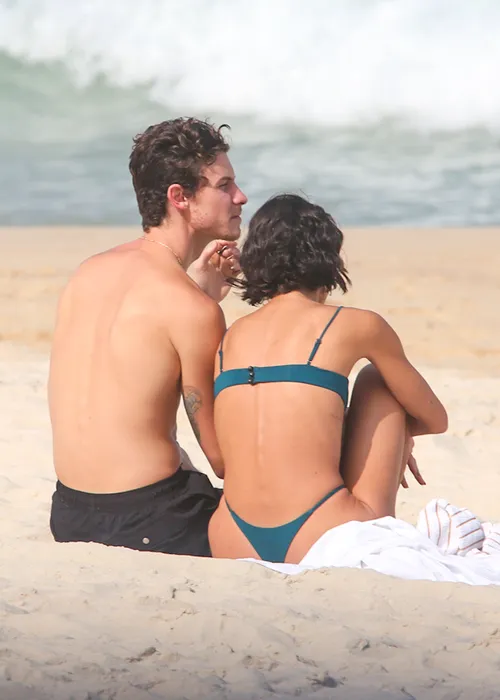 
					Bruna Marquezine e Shawn Mendes curtem praia com direito a 'mão boba'
				
				