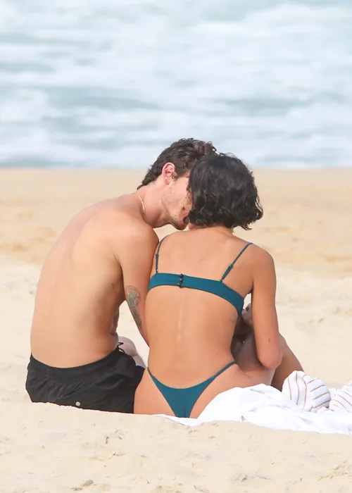 
					Bruna Marquezine e Shawn Mendes curtem praia com direito a 'mão boba'
				
				