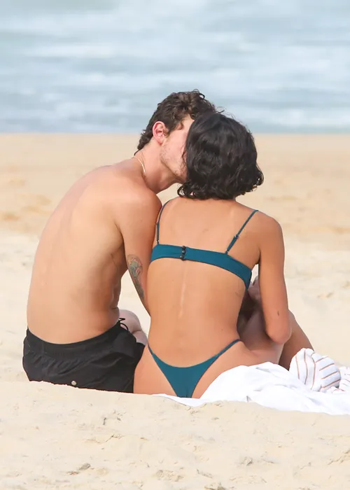 
					Bruna Marquezine e Shawn Mendes curtem praia com direito a 'mão boba'
				
				