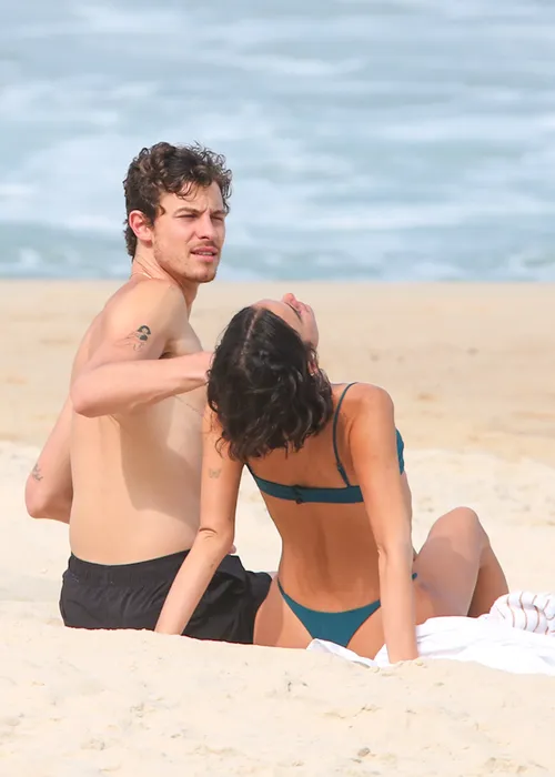
					Bruna Marquezine e Shawn Mendes curtem praia com direito a 'mão boba'
				
				