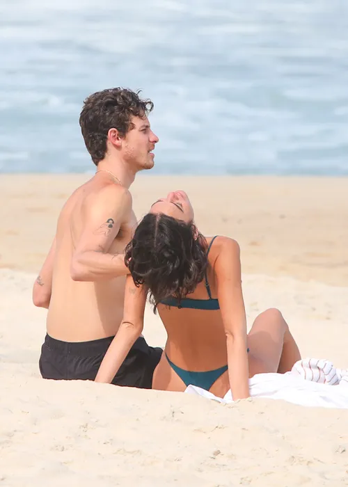 
					Bruna Marquezine e Shawn Mendes curtem praia com direito a 'mão boba'
				
				