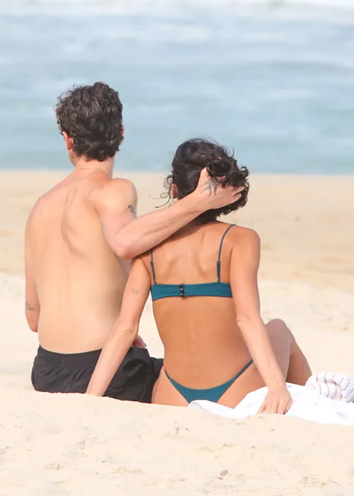
					Bruna Marquezine e Shawn Mendes curtem praia com direito a 'mão boba'
				
				