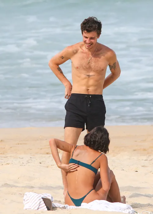 
					Bruna Marquezine e Shawn Mendes curtem praia com direito a 'mão boba'
				
				