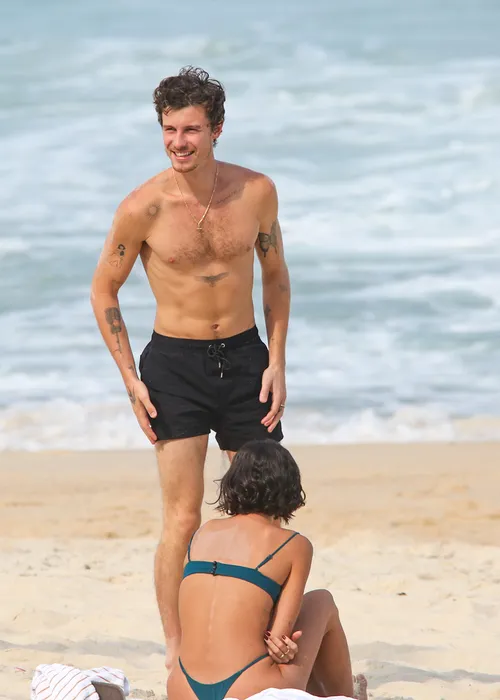 
					Bruna Marquezine e Shawn Mendes curtem praia com direito a 'mão boba'
				
				