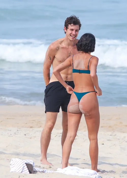 
					Bruna Marquezine e Shawn Mendes curtem praia com direito a 'mão boba'
				
				