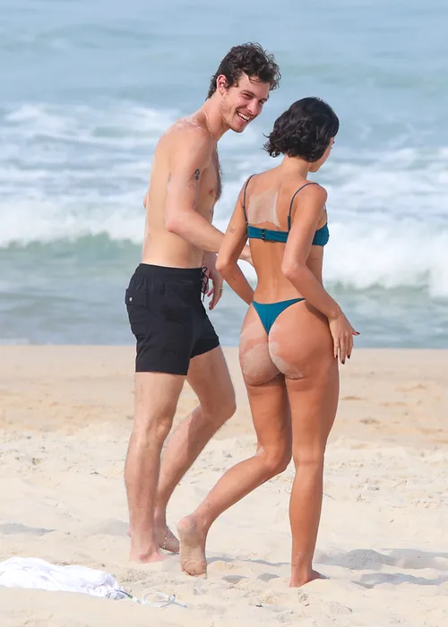 
					Bruna Marquezine e Shawn Mendes curtem praia com direito a 'mão boba'
				
				